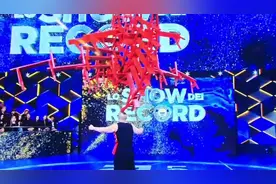 龙的传人展示“中国绝技”！自贡57岁杂技演员罗海斌创吉尼斯世界纪录图片