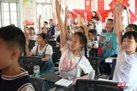 孩子们从害羞捂住眼睛变为积极举手发言，这次实践很有意义图片