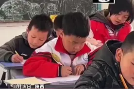 11月16日，陕西，男孩考试时斜眼看同桌的卷子，犀利的眼神被讲台上的老师看得清清楚楚。（来源：@彩虹 ）图片
