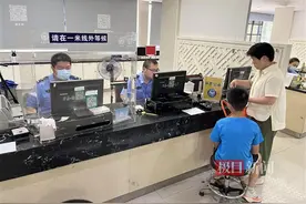 中秋假期第一天，“默默为您”服务不打烊图片