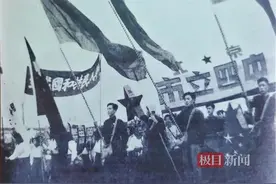 从开国大典到三尺讲台：90岁老人的爱国情怀与教育之路图片