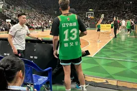 是真想打啊！郭艾伦穿着球衣现场观战总决赛G1图片