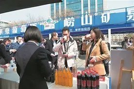 青岛啤酒和崂山矿泉水，重组整合图片