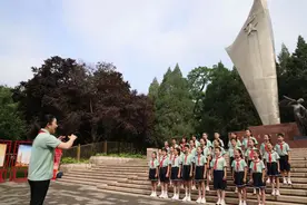 中国少年英雄纪念碑广场举办庆“七一”公益演出图片