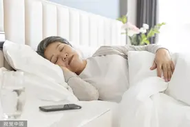 5个睡前坏习惯，毁你睡眠偷你寿命！3个小动作安神助眠，沾床就睡！图片