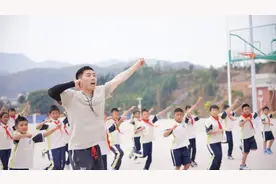 金山教师在体育课融入街舞元素 孩子们都“抢着上课”图片