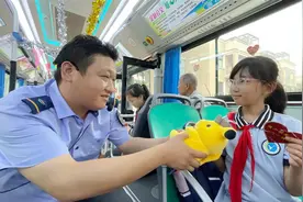 六一儿童节期间，公交车内外全是“神秘礼物”图片