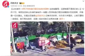 男子持铁锹打砸沿街卖砂招牌 当地城管局：没穿制服不是我们的人图片
