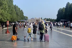 拖着行李箱逛北京，想找寄存点不容易图片