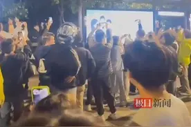 “鬼火少年”在济南解放阁前炸街炫技，有少年被父亲抓住扇耳光，济南交警：长假期间都在整治图片