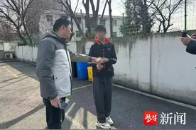 14岁失智少年独自乘车迷路 南京公交驾驶员帮他顺利回家图片