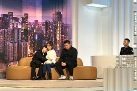 2岁女童春节走亲戚时失踪：32年后一家团聚 妈妈为女儿戴上准备了12年的嫁妆图片