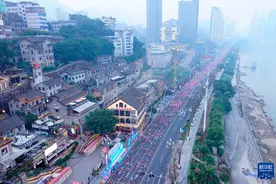 2025重庆马拉松鸣枪开跑图片