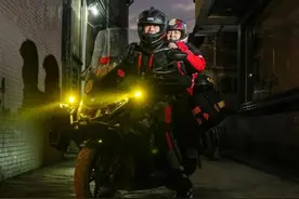 “百万摩托大军只剩我华叔了！”湖南58岁大叔带妻骑摩托返乡图片