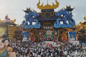 国庆假期前两日 嘉鱼不夜城、蜜泉湖景区迎来10万游客打卡图片