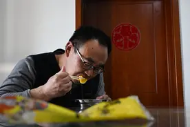 新春走基层|守护海岛灯塔的“孤勇者”图片