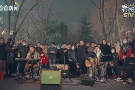 上海是我的家  街头艺人罗小罗献演“上海之春”图片