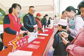 城管为民、尽责有爱 厦门市城管执法系统用实际行动续写新时代雷锋故事图片
