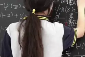姜萍因学费问题没选择读高中，走红后已有当地企业去姜萍老家看望，送给67岁姜父5000元图片