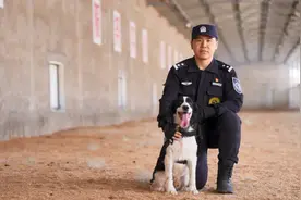 从痕迹检验到警犬训导，“怕狗”的高石磊将警犬当成了最亲密战友图片