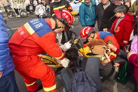小女孩脚卡共享单车 名胜区消防成功处置图片