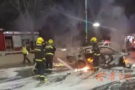 凌晨3时小车撞路墩起火的哥乘客合力抢出4人 西安授予张望“西安好的哥”称号并奖励6000元图片