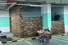 南充仪陇一小区业主竟在“子母车位”上砌墙建房 城管回应：已将违章搭建拆除图片