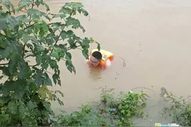 汨罗：古培一村干部跳入水库徒手疏通涵管图片