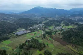 毕节上山村：五彩丝线织锦绣图片