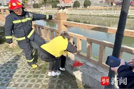 “熊孩子”钻护栏头被卡 公安消防携手紧急救援图片