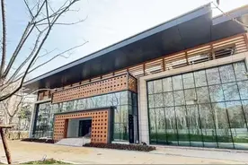 解放公园综合体育馆将于4月开业，可打羽毛球、游泳，负责人：设备规格较高图片