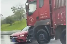 惊险！大货车雨中顶推奔驰行驶，行车记录仪还原全程！警方：货车司机打电话分心驾驶4分钟图片