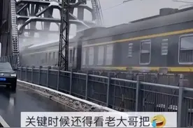春运遇上暴雪，绿皮火车仍风驰电掣！为何TA不怕暴雪？图片