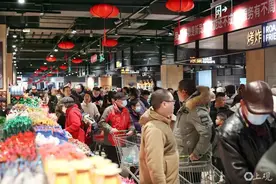 买疯了！上海市民直呼：没见过这么多人，到处在排队！有人开车几十公里，来抢“胖东来”爆款图片