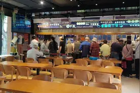 全市助老用餐补贴2元是误读？不少社区食堂确实每天补2元，充值打折也不少 | 老年助餐调查①图片