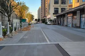 未经商户允许 丰城市煌盛龙光里商铺门口增设充电桩引质疑图片