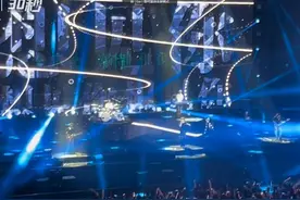 30秒｜八三夭乐团演唱会成都站全体合唱“想见你”图片