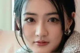 演员徐璐参加好朋友婚礼，“抢”到捧花的表情太惊喜图片