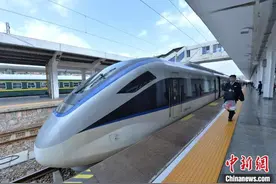 湖南娄底火车站首开城际动车图片