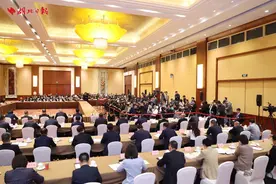 俄罗斯记者问：中国企业怎么成功的？全国人大代表熊涛回答：安琪酵母市场占有率世界第二，靠改革创新图片