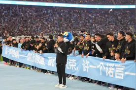 这名“国产”教练，带领球队完成“三级跳”图片