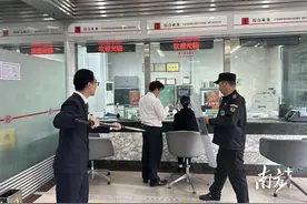 工行南郊支行开展持械抢劫应急实战演练图片