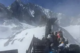 玉龙雪山索道停运，致多名游客被困山顶数小时无人处理？景区回应图片