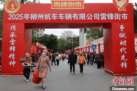 广西柳州“雷锋街市”薪火相传六十载 年轻人“花式”接力追“锋”图片