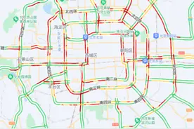 北京周五晚高峰或将达严重拥堵级别 雨天路面湿滑请注意交通安全图片