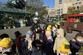 “幼” 见交警 市南交警带领萌娃走上街头学交规图片