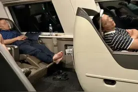 再次通报！铁路职工脱鞋袜占商务座，列车长被免职图片
