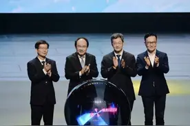 第37届大众电影百花奖系列活动成都开幕，《解密》剧组登台推介图片