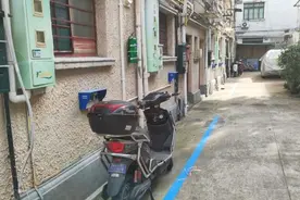 五户两台电瓶车，上海这个“严重先天不足”老小区，如何破解电瓶车充电难题图片