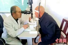 援藏眼科专家张升庆：让百岁老人重见光明 点亮西藏边民“睛”彩生活图片